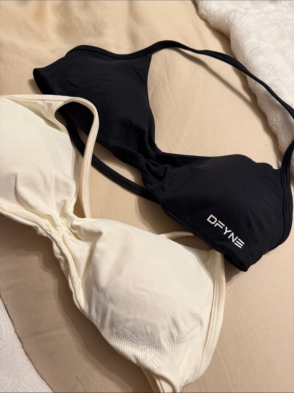 DFYNE Women's Lightweight Seamless Sports Bra — Black & Cream